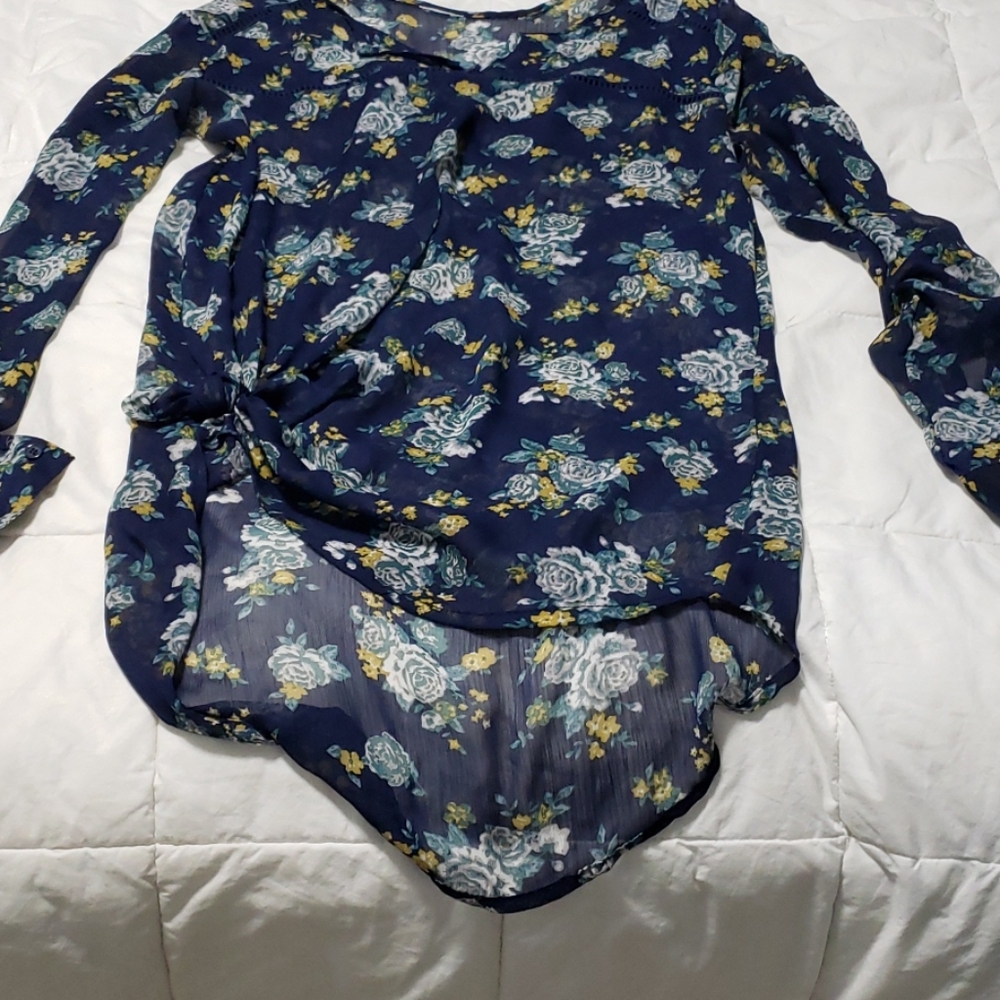 Floral blouse with button or roll up sleeves!